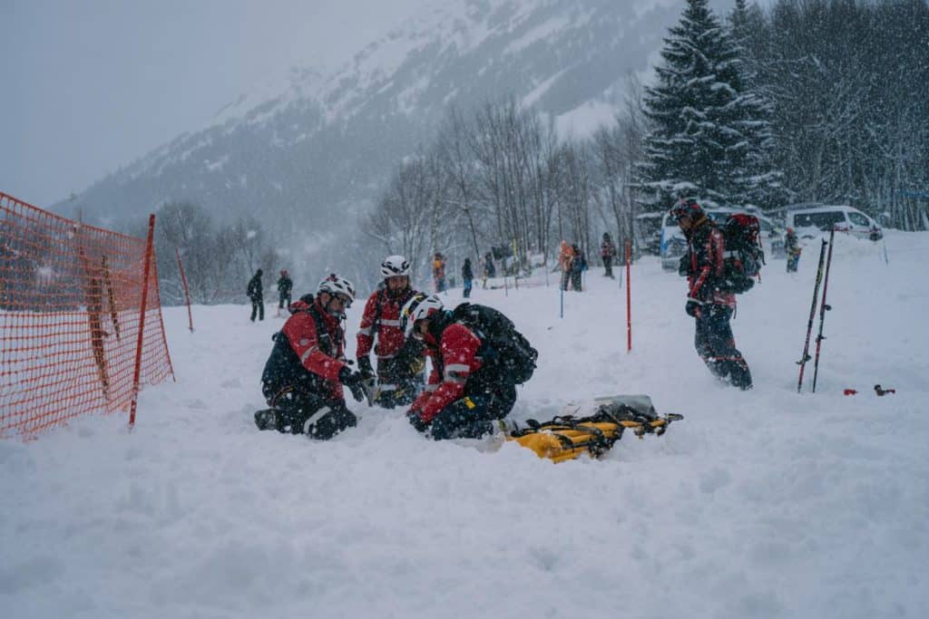 esquiadores atrapados en avalancha alpes