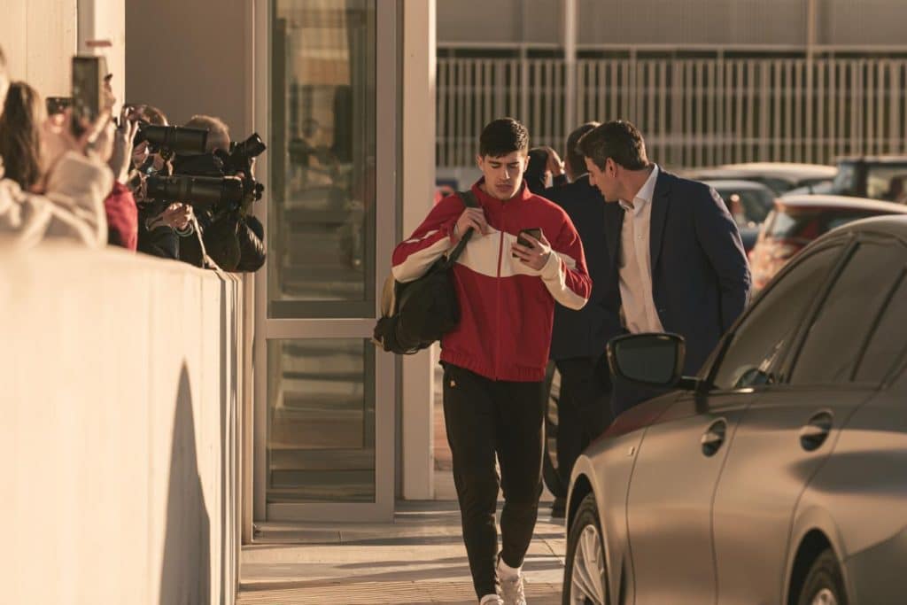 julian alvarez acerca al barca