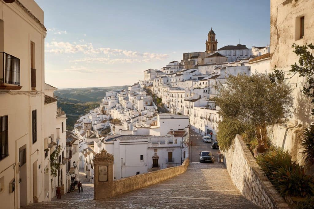 pueblo blanco andaluz cercano a cadiz